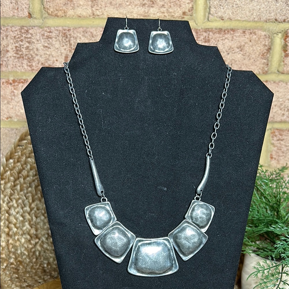 Elegant Silver Tone Necklace And Earring Set Chunky